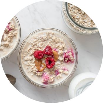 An easy ADHD-friendly breakfast: overnight oats with nut butter and berries